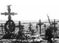 Ομαδικός τάφος Γερμανών αλεξιπτωτιστών στη Ν. Αλικαρνασσό μετά τη μάχη της Κρήτης (αρχείο Μ. Ι. Δεδελετάκη)
