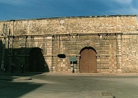  Άποψη της Πύλης Παντοκράτορα, εσωτερική όψη (πρός την πόλη). Μνημειακού χαρακτήρα. Το όνομά της οφείλεται σε μικρή εκκλησία του Παντοκράτορα που βρισκόταν στο εσωτερικό της οχύρωσης, κοντά στην Πύλη. Μέσα από αυτήν γινόταν η επικοινωνία με τις δυτικές περιοχές και την ύπαιθρο. Πάνω από το κεντρικό θύρωμα υπάρχει θριγκός και πάνω απ'' αυτόν υψώνεται στηθαίο όπου έχουν εντοιχισθεί δύο ανάγλυφες πλάκες. Η μία που είναι ορθογώνια έχει παράσταση του φτερωτού λέοντα του Αγίου Μάρκου και η άλλη που είναι κυκλική έχει την μορφή του Παντοκράτορα με την επιγραφή OMNIPOTENS. Εσωτερικά η Πύλη που στην πρόσοψή της έχει δύο θυρώματα, αποτελείται από έναν ενιαίο χώρο από τον οποίο ξεκινούν δύο θολοσκεπείς διάδρομοι. Ο ένας οδηγούσε στην έξοδο της πόλης και ο άλλος στη χαμηλή πλατεία.