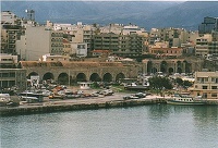  Άποψη των Νεωρίων (Arsenali). Οι Βενετοί για την ναυπήγηση, τον εξοπλισμό και τη συντήρηση των πλοίων τους κατασκεύασαν τρία συγκροτήματα νεωρίων: Στη νότια πλευρά του λιμένα τα arsenali Antichi που δεν σώζονται σήμερα, στη δυτική πλευρά τα arsenali Vecchi ή Bembo και τέλος στην ανατολική πλευρά τα arasenali Nuovi - Nuovissimi, τμήματα των οποίων διασόζωνται μέχρι σήμερα και διακρίνονται στη φωτογραφία. Στη δυτική πλευρά την ανατολικών νεωρίων οι Βενετοί κατασκεύασαν μία τεράστια δεξαμενή νερού.