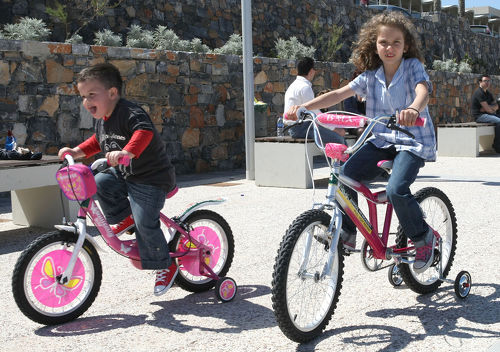Παιδιά με τα ποδήλατα που διέθεσε ο Δήμος