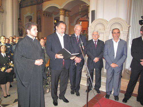 Στον Αγ. Μηνά κατά τη διάρκεια της θείας λειτουργίας ο Δήμαρχος Ηρακλείου κ. Γιάννης Κουράκης ανέγνωσε το Σύμβολο της Πίστεως και το Πάτερ Ημών. 