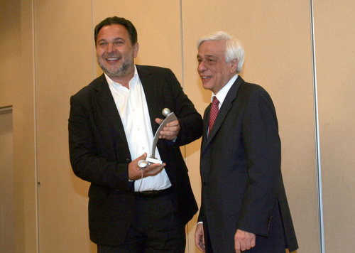   Ο υπουργός Εσωτερικών Προκόπης Παυλόπουλος (Δ) απονέμει στον Δήμαρχο Ηρακλείου Κρήτης Γιάννη Κουράκη(Α) το 1ο  Εθνικό Βραβείο Ποιότητας Υπηρεσιών του Δημοσίου, την Τετάρτη 20 Μαΐου 2009, ξενοδοχείο 