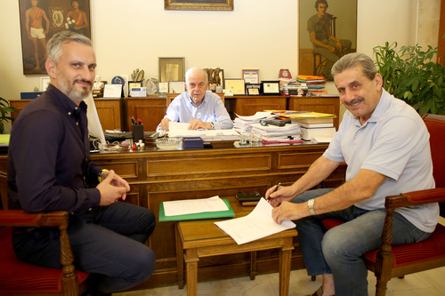 Δήμαρχος Ηρακλείου Βασίλης Λαμπρινός - Υπογραφή σύμβασης για ράμπες ΑμεΑ