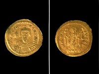   Δύο όψεις χρυσού βυζαντινού νομίσματος του αυτοκράτορος Φωκά (602 - 610 μ.Χ.)