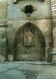 Κρήνη Sagredo. Βρίσκεται στη βορειοδυτική γωνία της Λότζια (σημερινό Δημαρχείο). Κατασκευασμένη από τον Giovanni Sagredo*, ξεχωρίζει με το γυναικείο ανάγλυφο άγαλμα που πιθανόν προσωποποιεί την Κρήτη. * μεταξύ 1602 - 1604