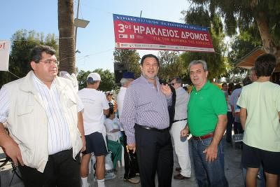 Ο Δήμαρχος Ηρακλείου με τον κο Δροσίτη και τον κο Τσιράκο