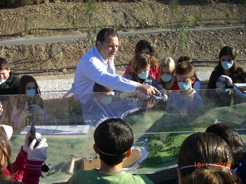 Ο Δήμαρχος δείχνει στα παιδιά τη μακέτα του ΧΥΤΑ