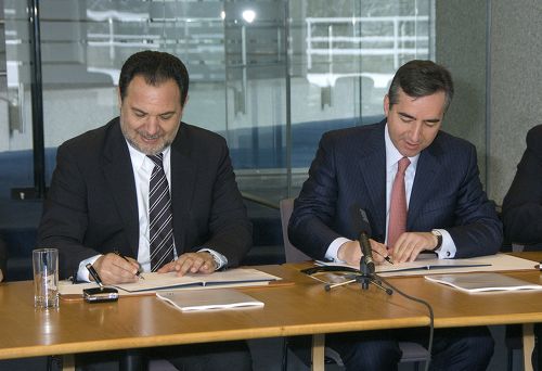 Απο την υπογραφη της σύμβασης του Δημαρχου Ηρακλείου κ. Γιάννη Κουράκη με τον Αντιπρόεδρο της ΕΤΕπ