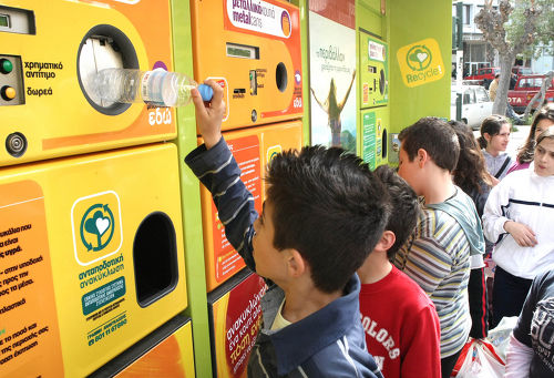 Παιδιά χρησιμοποιούν το Κέντρο ανταποδοτικής ανακύκλωσης