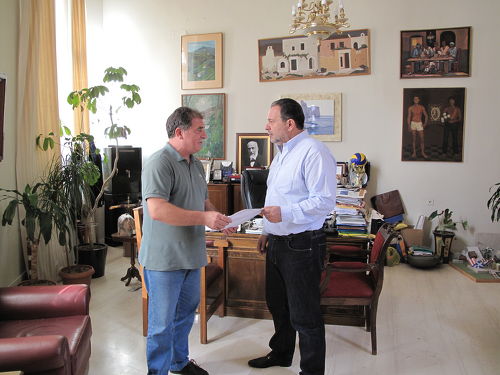 Ο Δήμαρχος με τον προϊστάμενο της Βικελαίας Δημήτρη Σάββα