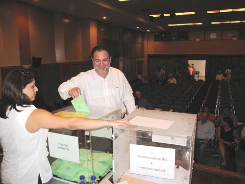 Ο Δήμαρχος Ηρακλείου ψηφίζει