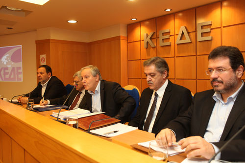 1) Από την συνεδρίαση του Δ.Σ.  ΚΕΔΕ, ο Δήμαρχος Ηρακλείου και Αντιπρόεδρος ΚΕΔΕ κ. Γιάννης Κουράκης με τον Υπουργό Εσωτερικών κ Τάσο Γιαννίτση τον Υφυπουργό Εσωτερικών κ. Πάρι Κουκουλόπουλο τον Πρόεδρο της ΚΕΔΕ κ. Κώστα Ασκούνη και τον γραμματέα της ΚΕΔΕ κ Απόστολο Κοιμήση όπου συζήτησαν θέματα της αυτοδιοίκησης (Οικονομικά, κοινωνικά, Θεσμικά και αναπτυξιακά).