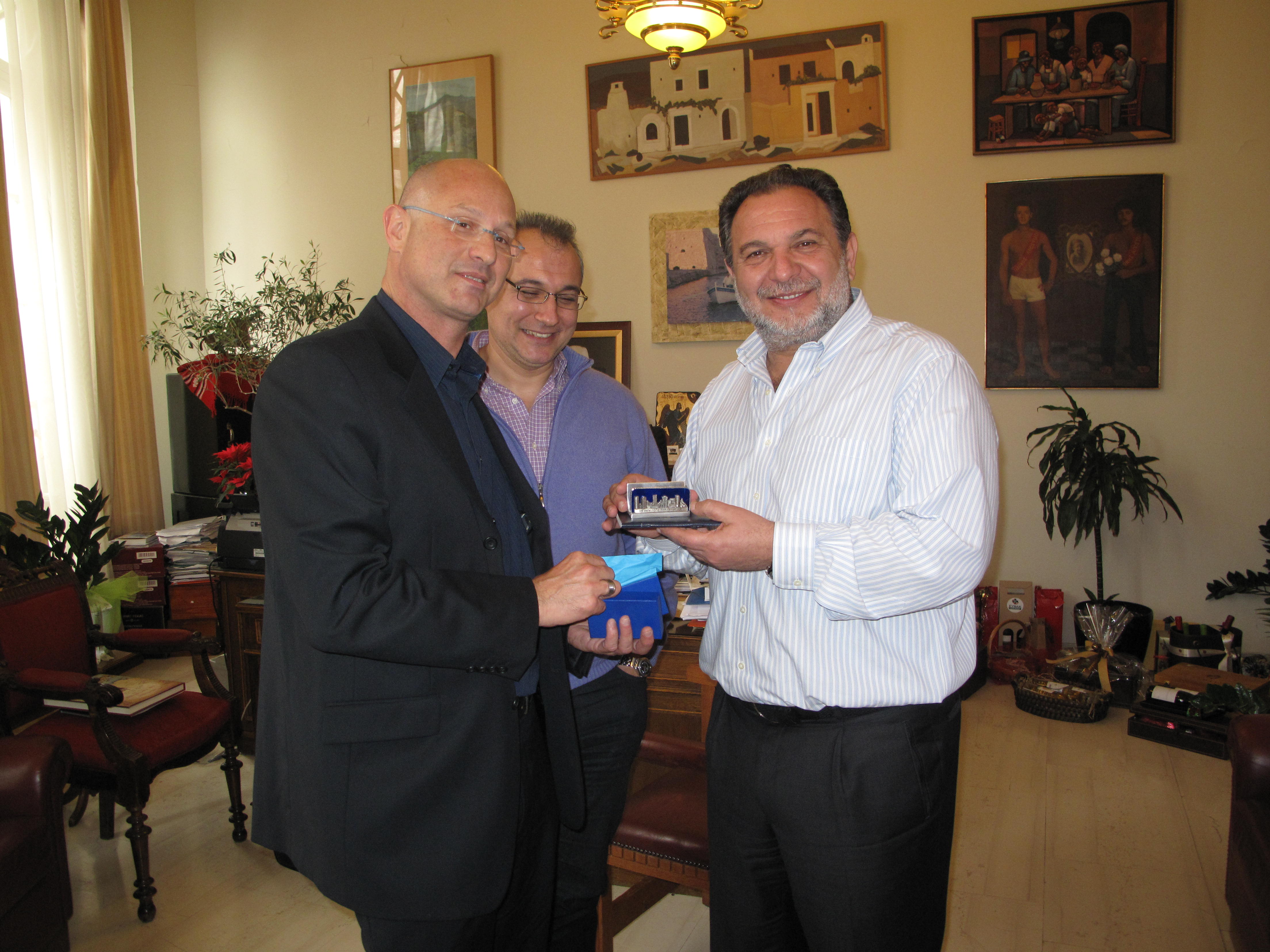  Ο Αντιδήμαρχος του Τελ Αβίβ προσφέρει αναμνηστικό δώρο