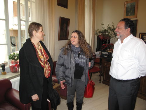 ο Δήμαρχος Ηρακλείου κ. Γιάννης Κουράκης, η κ. Anne Lialhe και στη μέση η υπάλληλος του Ενεργειακού Κέντρου κ. Ασπασία Σίμου 