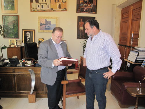 Ο Δήμαρχος Ηρακλείου κ. Γιάννης Κουράκης με τον Δ/ντη Εταιρικής Επικ. Wind κ. Γιώργο Τσαπρούνη