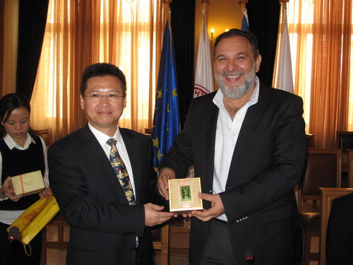 Από τη συνάντηση και ξεχωριστά ο ΄κ. Γιάννης Κουράκης με τον Κινέζο Δήμαρχο