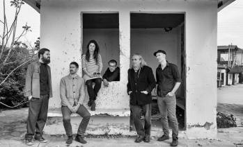 Συναυλία με τον Γιάννη Αγγελάκα Συναυλία με τον Γιάννη Αγγελάκα