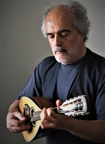 «ΤΑ ΠΟΥ ΘΥΜΟΥΜΑΙ ΤΡΑΓΟΥΔΩ Τ' ΑΝΑΣΤΟΡΟΥΜΑΙ ΠΑΙΖΩ...»