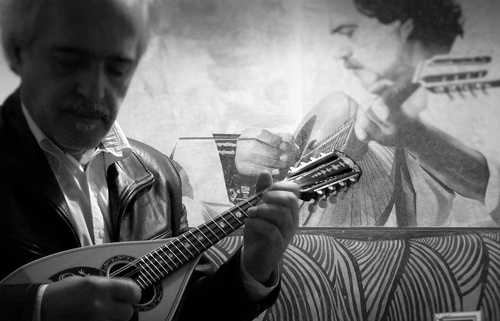 «ΤΑ ΠΟΥ ΘΥΜΟΥΜΑΙ ΤΡΑΓΟΥΔΩ Τ' ΑΝΑΣΤΟΡΟΥΜΑΙ ΠΑΙΖΩ...»