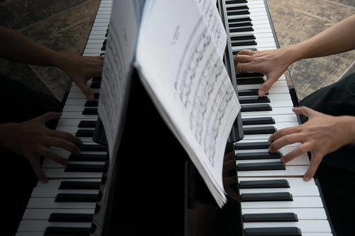 «...ΓΙΑ ΒΙΟΛΙ ΚΑΙ ΠΙΑΝΟ» 