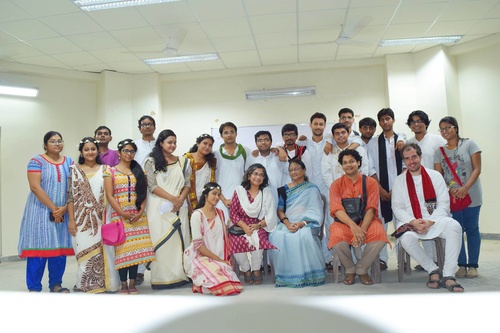 Ινδοί φοιτητές ανεβάζουν την Λυσιστράτη