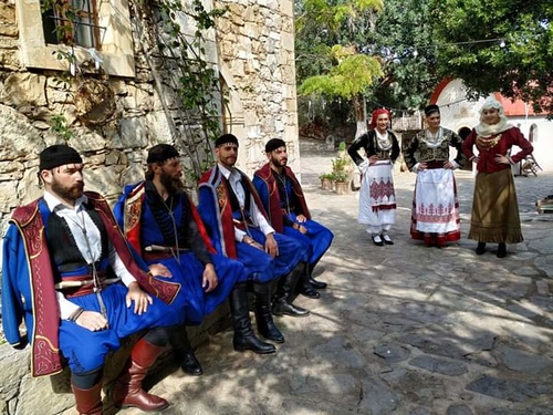 Ο Λαογραφικός Όμιλος «Λάζαρος & Μανόλης Χνάρης» στο TALOS PLAZA