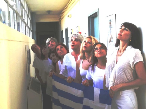 Ο Πολιτιστικός Σύλλογος Γυναικών «ΙΡΙΔΑ» παρουσιάζει την παράσταση «Ιστορίες ελληνικής τρέλας»