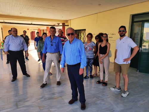 Ο Δήμαρχος Ηρακλείου Βασίλης Λαμπρινός βράβευσε τους εθελοντές καθηγητές του Κοινωνικού Φροντιστηρίου