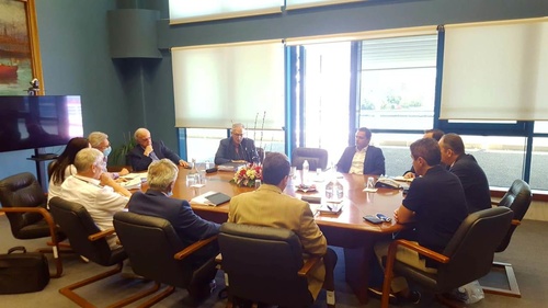 Συμφωνία Δημάρχου Ηρακλείου Βασίλη Λαμπρινού και Ο.Λ.Η. με τον Υπουργό Εμπορικής Ναυτιλίας για την παραχώρηση της χερσαίας ζώνης στον Δήμο