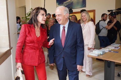 Με την πρόεδρο της Επιτροπής «Ελλάδα 2021» κ. Γιάννα Αγγελοπούλου- Δασκαλάκη συναντήθηκε στο γραφείο του στη Λότζια, ο Δήμαρχος Ηρακλείου Βασίλης Λαμπρινός.