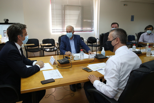 
Δήμαρχος Ηρακλείου Βασίλης Λαμπρινός: «Η τήρηση των μέτρων είναι επιβεβλημένη για να ξεπεράσουμε μαζί αυτήν την πρωτόγνωρη κατάσταση όσο πιο ανώδυνα γίνεται»