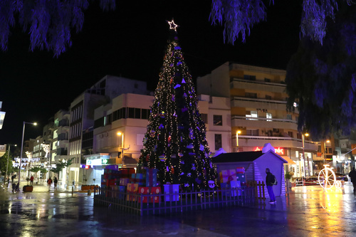 Φωταγωγήθηκε ο χριστουγεννιάτικος διάκοσμος στους κεντρικούς δρόμους του Ηρακλείου
