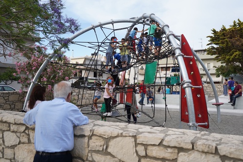 Αναβαθμίζει ακόμα 7 παιδικές χαρές ο Δήμος Ηρακλείου