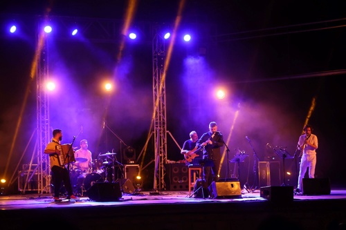 Στη συναυλία με τίτλο «Βαλκανικές Μουσικές Γέφυρες» («Balkans - Music as a bridge») συμμετείχαν τρεις χώρες με πέντε σολίστες διεθνούς κύρους.