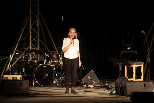 Η μουσική σύμπραξη πραγματοποιήθηκε ειδικά για το Φεστιβάλ «Κρήτη, Μία Ιστορία, 5+1 Πολιτισμοί» το βράδυ της Πέμπτη στο Κηποθέατρο «Ν. Καζαντζάκης» καθηλώνοντας το κοινό.