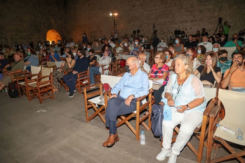 Η παράσταση ήταν στο πλαίσιο του Φεστιβάλ «Κρήτη, Μία Ιστορία, 5+1 Πολιτισμοί» της Αντιδημαρχίας Πολιτισμού του Δήμου Ηρακλείου.