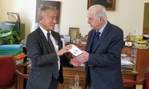 Συνάντηση του Δημάρχου Ηρακλείου Βασίλη Λαμπρινού με τον Πρέσβη της Ιαπωνίας στην ΕλλάδαΣυνάντηση με τον Πρέσβη
της Ιαπωνίας στην Ελλάδα Nakayama
Yasunori,
είχε το μεσημέρι της Πέμπτης 01 Ιουνίου στο γραφείο του στη Λότζια, ο Δήμαρχος
Ηρακλείου  Βασίλης Λαμπρινός. Τoν Πρέσβη συνόδευε ο Μορφωτικός
Ακόλουθος της Πρεσβείας Ko
Shiratori.


