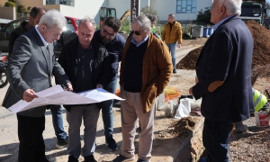 Αυτοψία στο εμβληματικό έργο της αντικατάστασης των δικτύων ύδρευσης από τον Δήμαρχο Ηρακλείου Αλέξη Καλοκαιρινό