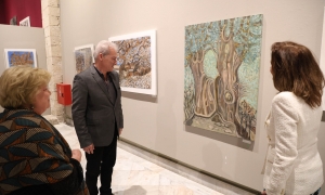 Ο Δήμαρχος Ηρακλείου Αλέξης Καλοκαιρινός στα εγκαίνια της έκθεσης ζωγραφικής της Αγγέλας Βορεάδου «Ιχνογραφίες»