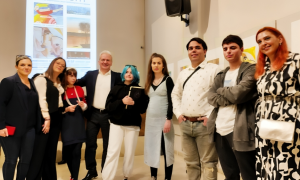  Στα εγκαίνια της έκθεσης νεαρών καλλιτεχνών στο φάσμα του Αυτισμού ο Δήμαρχος Ηρακλείου Αλέξης Καλοκαιρινός