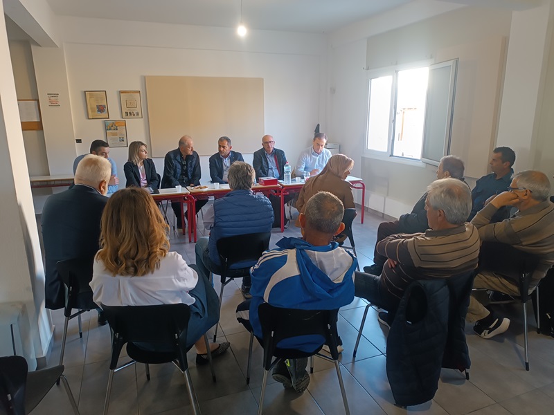 Στο Σκαλάνι ολοκληρώθηκε ο νέος κύκλος επισκέψεων στην ενδοχώρα του Δήμου Ηρακλείου για το 2024 με στόχο την ισχυρή Ανάπτυξη της Υπαίθρου και των ΟικισμώνΤα αναπτυξιακά ζητήματα των Τοπικών
Κοινοτήτων Σκαλανίου, Βασιλειών και
Καλλιθέας, συζήτησαν, με Προέδρους και μέλη Τοπικών Συμβουλίων,
Αγροτικών Συνεταιρισμών, Πολιτιστικών Συλλόγων και επιχειρηματιών της
περιοχής,  στελέχη του Δήμου και του
Αναπτυξιακού Οργανισμού Τοπικής Αυτοδιοίκησης «Ηράκλειο Μ.Α.Ε», με επικεφαλής τον Αντιδήμαρχο Δημοτικής
Αστυνομίας, Αποκέντρωσης & Ανάπτυξης της Υπαίθρου Μανώλη Χαιρέτη και τον Γενικό Διευθυντή του «Α.Ο.Τ.Α.
Ηράκλειο Μ.Α.Ε.» Κώστα Μοχιανάκη.

