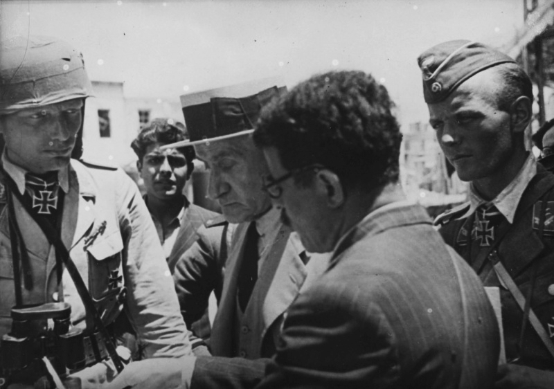 Γερμανοί αξιωματικοί συζητούν με εκπροσώπους των τοπικών αρχών στη διασταύρωση Έβανς και Δικαιοσύνης