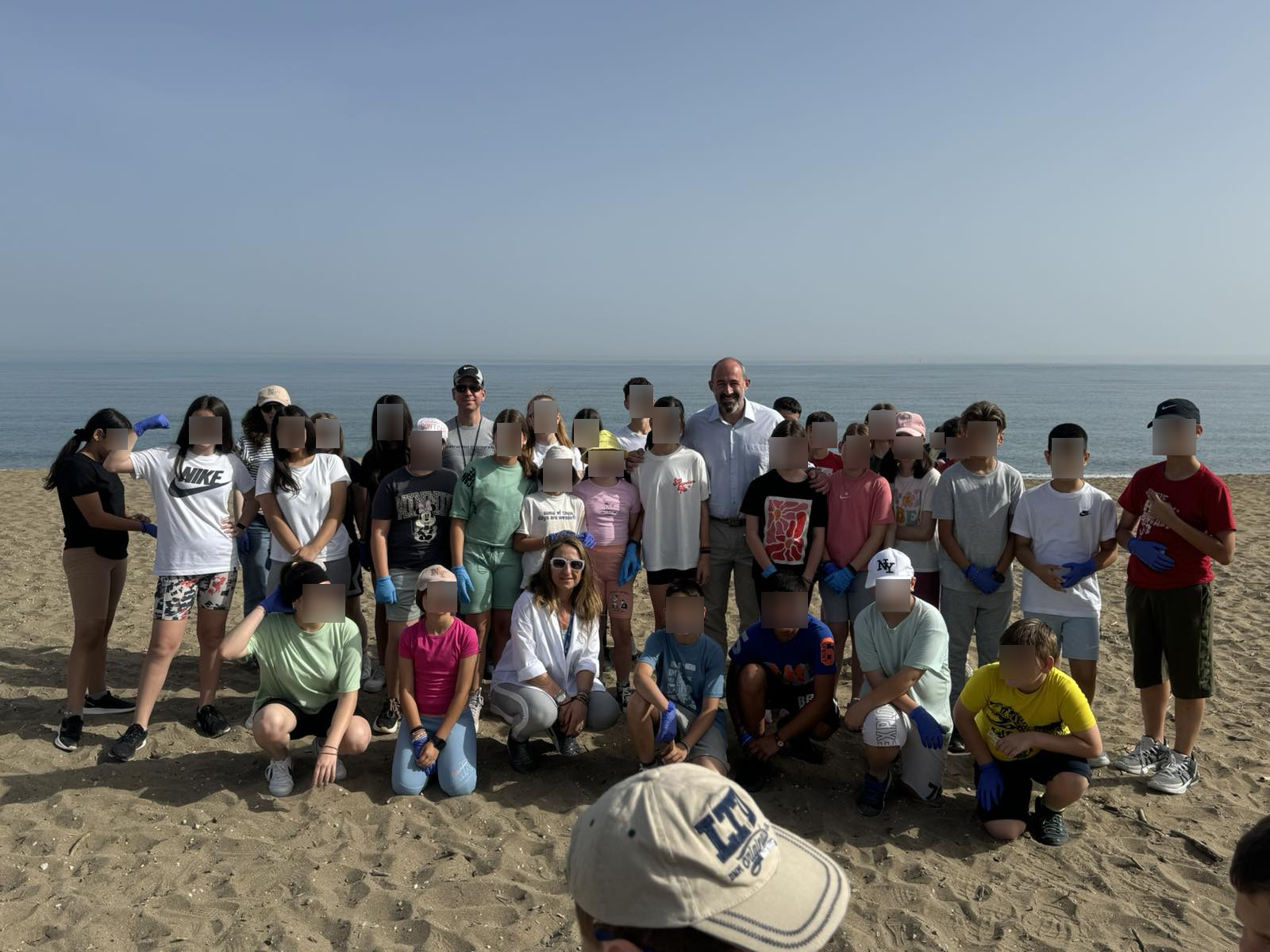 Δράση καθαρισμού της παραλίας στο Λίντο από τα παιδιά του 40ου και 43ου Δημοτικού Σχολείου ΗρακλείουΤην παραλία του Λίντο καθάρισαν το πρωί της Τρίτης 21/5 μαθητές και
μαθήτριες του 40ου και 43ου Δημοτικού Σχολείου Ηρακλείου, παρουσία του
Αντιδημάρχου Καθαριότητας, Περιβάλλοντος και Ενέργειας Νίκου Γιαλιτάκη,
στελεχών του Τμήματος Μελετών, Προγραμματισμού και Ανακύκλωσης του Δήμου
Ηρακλείου καθώς και επιστημονικού προσωπικού του ΕΛ.ΚΕ.Θ.Ε..

