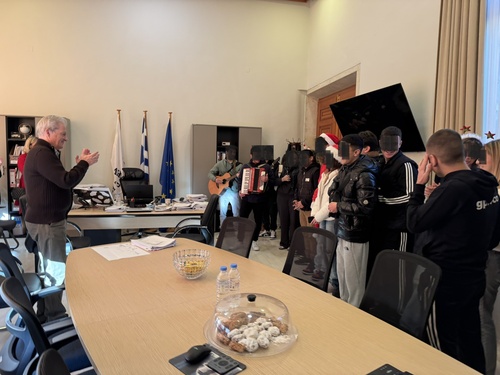 Κάλαντα στο Δήμαρχο Ηρακλείου Αλέξη Καλοκαιρινό από το Γενικό Λύκειο της Νέας Αλικαρνασσού
Κάλαντα στο Δήμαρχο Ηρακλείου Αλέξη Καλοκαιρινό από το Γενικό Λύκειο της Νέας Αλικαρνασσού