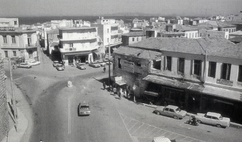 Στο αριστερό άκρο της φωτογραφίας, το εργοστάσιο των Αδελφών Κωνσταντινίδη κατά τη μεταπολεμική περίοδο [Yannis Prekatsounakis, Crete. The Battle for Heraklion 1941, Helion & Company Limited, 2016]
