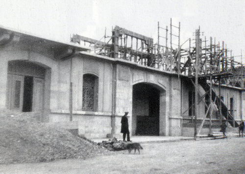 Το εργοστάσιο των Αδελφών Κωνσταντινίδη κατά την κατασκευή του στα τέλη της δεκαετίας του 1920, The Konstantinidis Bros factory under construction in the late 1920s Το εργοστάσιο των Αδελφών Κωνσταντινίδη κατά την κατασκευή του στα τέλη της δεκαετίας του 1920, The Konstantinidis Bros factory under construction in the late 1920s