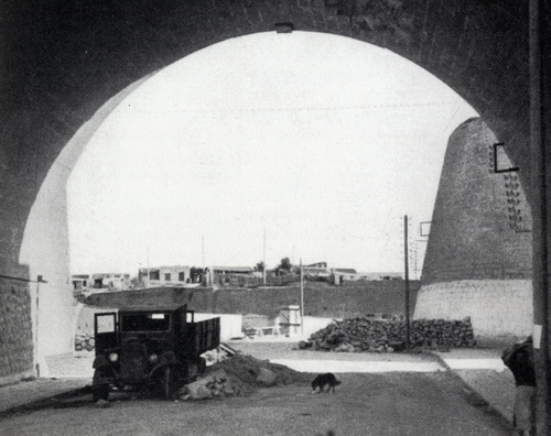 Η περιοχή της Χανιώπορτας με πρόχειρα οδοφράγματα που είχαν κατασκευαστεί για την άμυνα της περιοχής, The Chania Gate area, with improvised roadblocks for defence Η περιοχή της Χανιώπορτας με πρόχειρα οδοφράγματα που είχαν κατασκευαστεί για την άμυνα της περιοχής, The Chania Gate area, with improvised roadblocks for defence