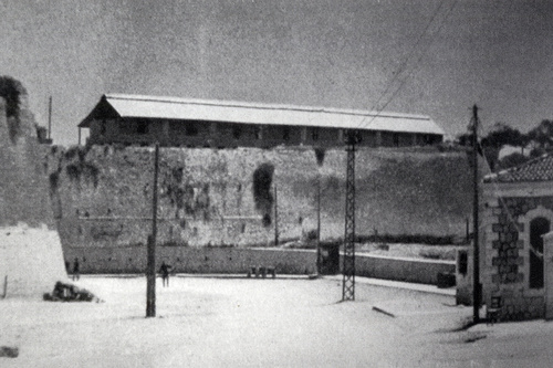 Οι Βρετανικοί στρατώνες πάνω από την Χανιώπορτα, The British barracks above the Chania Gate Οι Βρετανικοί στρατώνες πάνω από την Χανιώπορτα, The British barracks above the Chania Gate