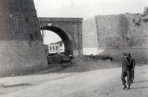 Γερμανοί στρατιώτες στην περιοχή της Χανιώπορτας μετά τη μάχη. Διακρίνονται τα πρόχειρα οδοφράγματα που είχαν κατασκευαστεί για την άμυνα της περιοχής [Αρχείο Δημήτρη Σκαρτσιλάκη], German soldiers by the Chania Gate after the battle, with the improvised roadblocks built to defend the area [Dimitris Skartsilakis Archive]