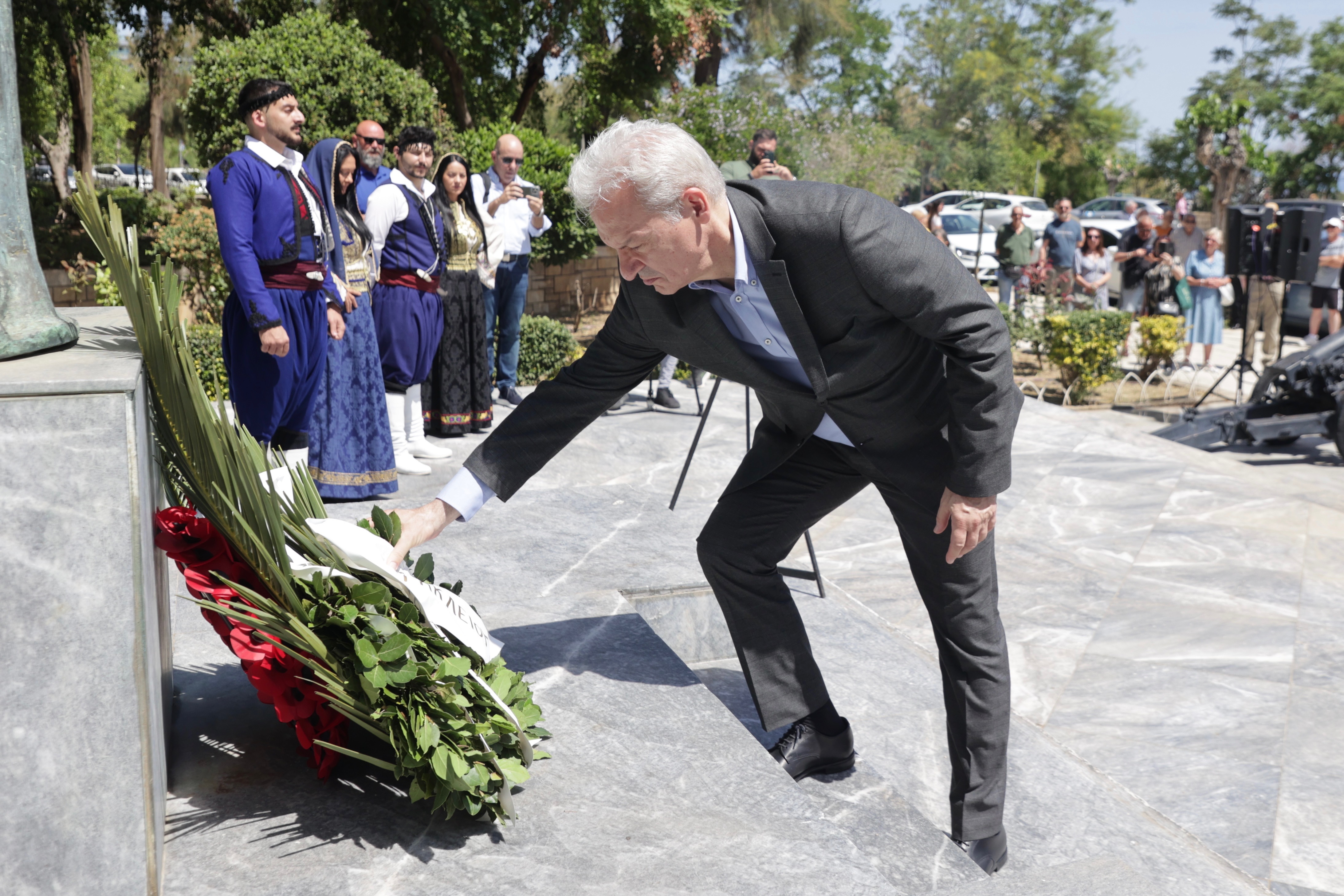 Ο Αλέξης Καλοκαιρινός για την Μάχη της Κρήτης: «Κομβικό γεγονός του Β’ Παγκοσμίου Πολέμου, δημιούργησε την πρώτη ρωγμή στην πολεμική μηχανή της ναζιστικής Γερμανίας» (video)Στις
εκδηλώσεις τιμής και μνήμης για την ιστορική επέτειο από τη Μάχη της Κρήτης που
πραγματοποιήθηκαν στο Ηράκλειο συμμετείχε ο Δήμαρχος Αλέξης Καλοκαιρινός.
